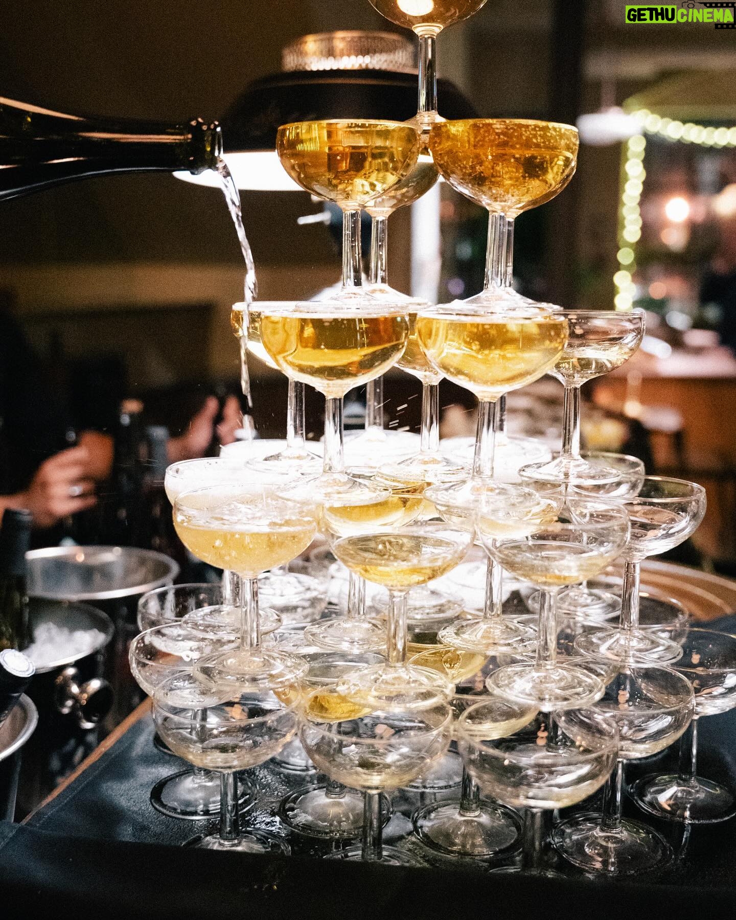 Mariloup Wolfe Instagram - ✨🥂OYÉ OYÉ🥂✨ 🍾Avez-vous vos plans pour le Nouvel An? 🍾 J’ai une bonne nouvelle pour vous, il nous reste encore quelques tables de libre pour vous accueillir au Roseline ce dimanche le 31 pour célébrer la nouvelle année tous ensemble!! Ce serait génial! 🤍 Pensez-y!! Réveillon gastronomique Menu 8 services 🤩 Signé @collyeralexandre Quatuor Jazz 🎶🎵 @le.roseline