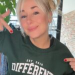 Mariloup Wolfe Instagram – La nouvelle collection de @fondationverolouis . Une invitation à célébrer l’unicité de chacun et afficher sa solidarité avec les personnes qui ont des défis particuliers. 

À chaque année il est beau. Mais là, y’é une coche de plus encore ! 😍
 
Le chandail est en vente sur leur site !!! 

Son message est si beau et si important:
On devrait tous être fier de nos différences et les célébrer. 

https://boutique.fondationverolouis.com

@fondationverolouis