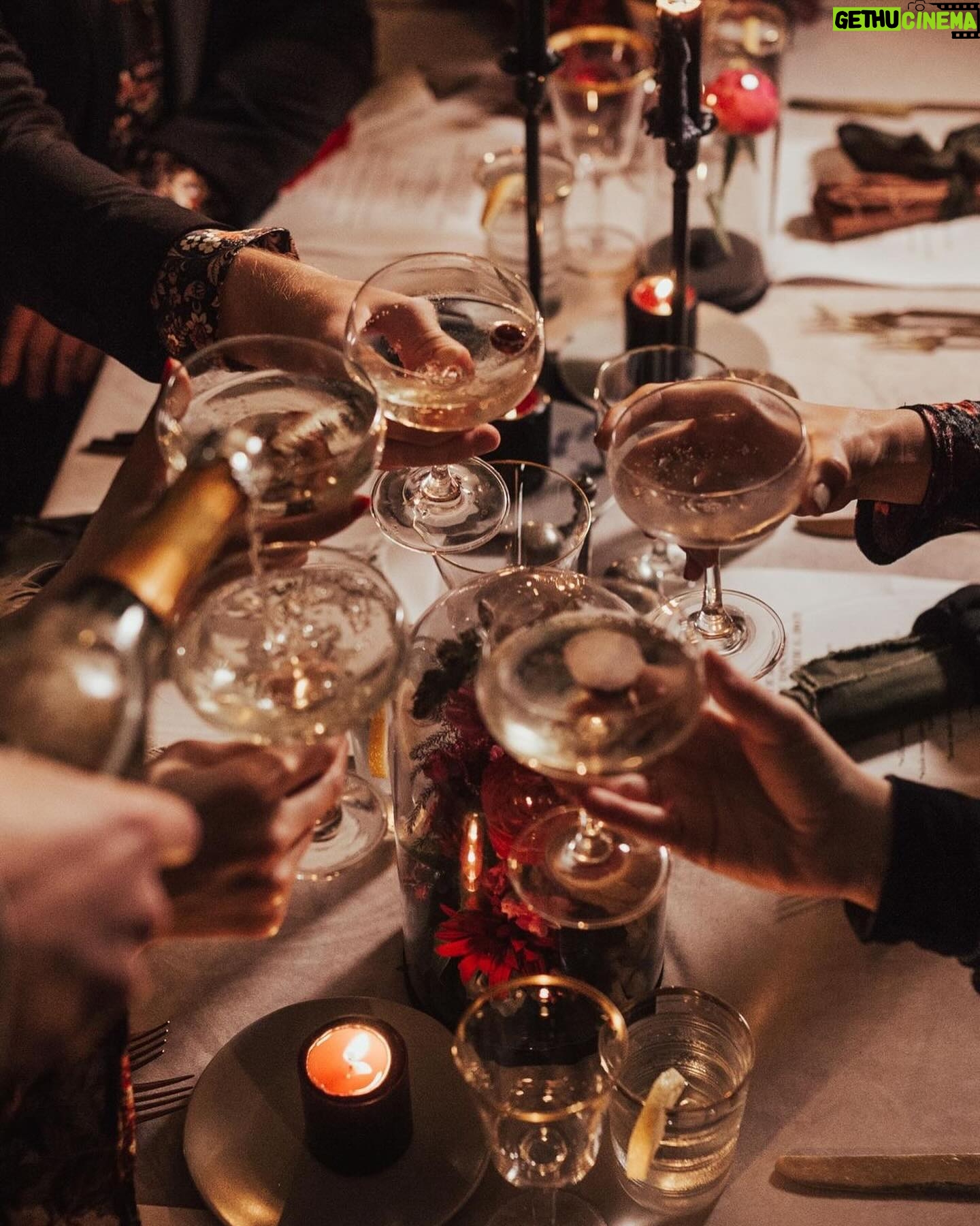 Mariloup Wolfe Instagram - ✨🥂OYÉ OYÉ🥂✨ 🍾Avez-vous vos plans pour le Nouvel An? 🍾 J’ai une bonne nouvelle pour vous, il nous reste encore quelques tables de libre pour vous accueillir au Roseline ce dimanche le 31 pour célébrer la nouvelle année tous ensemble!! Ce serait génial! 🤍 Pensez-y!! Réveillon gastronomique Menu 8 services 🤩 Signé @collyeralexandre Quatuor Jazz 🎶🎵 @le.roseline