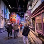 Mariloup Wolfe Instagram – Même si c’est mon métier que de faire des films, je trouve toujours très impressionnant de voir l’envers du décor de films. Et à Londres, il est possible de visiter les studios où ils ont tourné tous les Harry Potter! Un monde vraiment impressionnant d’imagination, de création, de grandiose… juste wow! 🧙🎬🕯️🧹🪄✨