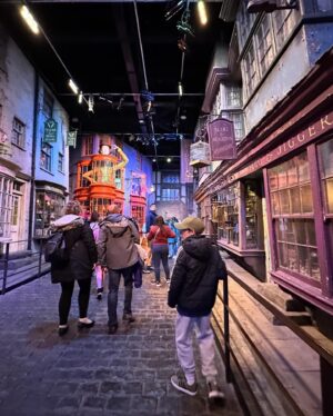 Mariloup Wolfe Instagram - Même si c’est mon métier que de faire des films, je trouve toujours très impressionnant de voir l’envers du décor de films. Et à Londres, il est possible de visiter les studios où ils ont tourné tous les Harry Potter! Un monde vraiment impressionnant d’imagination, de création, de grandiose… juste wow! 🧙🎬🕯️🧹🪄✨
