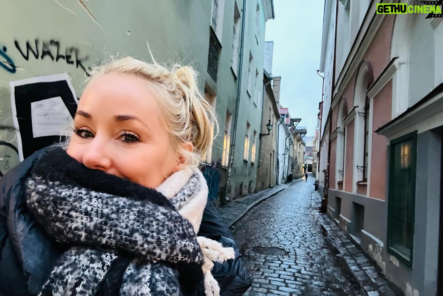 Mariloup Wolfe Instagram - Je vous partage la fin de mon aventure en Estonie au festival @tallinnblacknightsff ! Quel beau voyage dans un coin du monde où je n’aurais pas nécessairement penser aller un jour! Merci la vie pour ces belles opportunités! ☺️ @coeurdeslush_lefilm @lesfilmsopale @mariliisorav