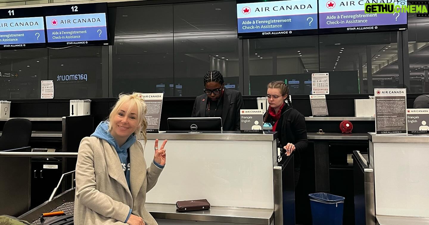 Mariloup Wolfe Instagram - J’adore voyager! Et cette année, Le Grand Move en Amérique m’a permis de voyager tout plein partout en Amérique. Pour aller rencontrer nos familles québécoises qui ont fait Le Grand Move, mon équipe et moi avons eu le privilège de voyager aux 4 coins de l’Amérique avec notre super partenaire Air Canada. Avec nos nombreuses valises, on s’est rendus dans l’Ouest canadien, en Californie, en Floride, au Mexique, au Nicaragua et au Costa Rica. Ça m’a touché de voir que les Québécois sont toujours fiers de leurs racines, de leur langue, même lorsqu’ils vivent leur vie rêvée ailleurs dans le monde. Un immense merci à la grande famille Air Canada qui a rendu tous ces déplacements simples, agréables et efficaces. J’ai déjà hâte au prochain voyage avec Air Canada! @aircanada @canalvie @legrand move #Unairdecheznous #AirCanada #LeGrandMove