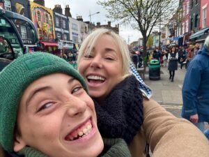 Mariloup Wolfe Instagram - Ahhhhh Londres!!!! Que j’aime cette ville! J’y avais passé 2 mois à mes 19 ans, quel bonheur que de la redécouvrir des années plus tard, et avec mon fils Miro en plus! 💙