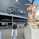 Mariloup Wolfe Instagram – Même si c’est mon métier que de faire des films, je trouve toujours très impressionnant de voir l’envers du décor de films. Et à Londres, il est possible de visiter les studios où ils ont tourné tous les Harry Potter! Un monde vraiment impressionnant d’imagination, de création, de grandiose… juste wow! 🧙🎬🕯️🧹🪄✨