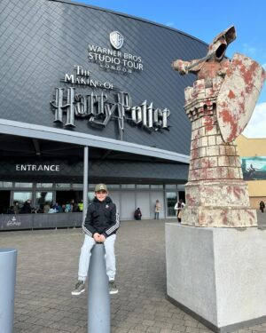 Mariloup Wolfe Instagram - Même si c’est mon métier que de faire des films, je trouve toujours très impressionnant de voir l’envers du décor de films. Et à Londres, il est possible de visiter les studios où ils ont tourné tous les Harry Potter! Un monde vraiment impressionnant d’imagination, de création, de grandiose… juste wow! 🧙🎬🕯️🧹🪄✨