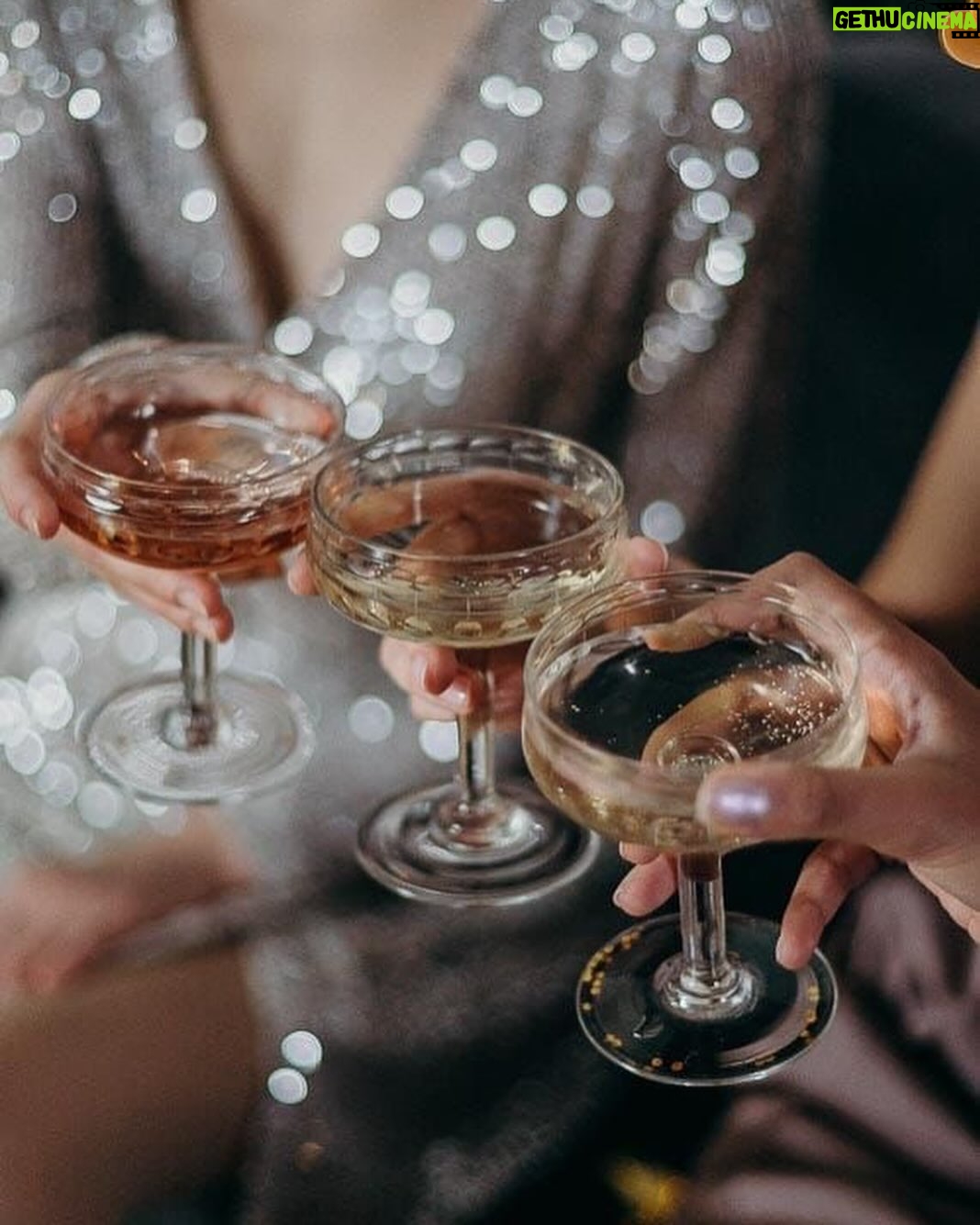 Mariloup Wolfe Instagram - ✨🥂OYÉ OYÉ🥂✨ 🍾Avez-vous vos plans pour le Nouvel An? 🍾 J’ai une bonne nouvelle pour vous, il nous reste encore quelques tables de libre pour vous accueillir au Roseline ce dimanche le 31 pour célébrer la nouvelle année tous ensemble!! Ce serait génial! 🤍 Pensez-y!! Réveillon gastronomique Menu 8 services 🤩 Signé @collyeralexandre Quatuor Jazz 🎶🎵 @le.roseline