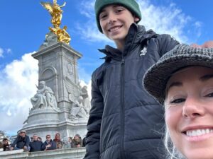 Mariloup Wolfe Instagram - Ahhhhh Londres!!!! Que j’aime cette ville! J’y avais passé 2 mois à mes 19 ans, quel bonheur que de la redécouvrir des années plus tard, et avec mon fils Miro en plus! 💙