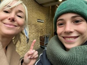 Mariloup Wolfe Instagram - Ahhhhh Londres!!!! Que j’aime cette ville! J’y avais passé 2 mois à mes 19 ans, quel bonheur que de la redécouvrir des années plus tard, et avec mon fils Miro en plus! 💙
