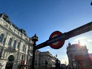 Mariloup Wolfe Instagram - Ahhhhh Londres!!!! Que j’aime cette ville! J’y avais passé 2 mois à mes 19 ans, quel bonheur que de la redécouvrir des années plus tard, et avec mon fils Miro en plus! 💙