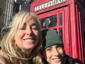 Mariloup Wolfe Instagram - Ahhhhh Londres!!!! Que j’aime cette ville! J’y avais passé 2 mois à mes 19 ans, quel bonheur que de la redécouvrir des années plus tard, et avec mon fils Miro en plus! 💙