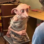 Mariloup Wolfe Instagram – Même si c’est mon métier que de faire des films, je trouve toujours très impressionnant de voir l’envers du décor de films. Et à Londres, il est possible de visiter les studios où ils ont tourné tous les Harry Potter! Un monde vraiment impressionnant d’imagination, de création, de grandiose… juste wow! 🧙🎬🕯️🧹🪄✨