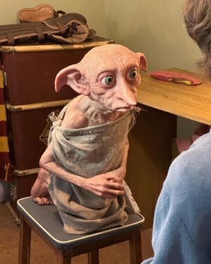 Mariloup Wolfe Instagram - Même si c’est mon métier que de faire des films, je trouve toujours très impressionnant de voir l’envers du décor de films. Et à Londres, il est possible de visiter les studios où ils ont tourné tous les Harry Potter! Un monde vraiment impressionnant d’imagination, de création, de grandiose… juste wow! 🧙🎬🕯️🧹🪄✨
