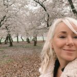 Mariloup Wolfe Instagram – Aujourd’hui sous la pluie, j’ai découvert la magnifique ville de Washington où les cerisiers étaient tous en fleur! 🌸 Vive le printemps! Ce qui m’a aussi marqué c’est le nombre et la beauté des bâtiments historiques. En plus que tous leurs musées sont sur la même rue et sont gratuits!!!!! C’est-tu pas merveilleux!!! Toute cette journée de découverte dans le but de venir présenter mon film Cœur de Slush invitée par le Bureau du Québec à Washington dans le cadre du mois de la francophonie! Merci pour cette belle invitation!!! 💙