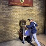 Mariloup Wolfe Instagram – Même si c’est mon métier que de faire des films, je trouve toujours très impressionnant de voir l’envers du décor de films. Et à Londres, il est possible de visiter les studios où ils ont tourné tous les Harry Potter! Un monde vraiment impressionnant d’imagination, de création, de grandiose… juste wow! 🧙🎬🕯️🧹🪄✨