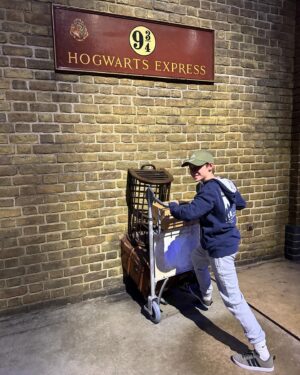 Mariloup Wolfe Instagram - Même si c’est mon métier que de faire des films, je trouve toujours très impressionnant de voir l’envers du décor de films. Et à Londres, il est possible de visiter les studios où ils ont tourné tous les Harry Potter! Un monde vraiment impressionnant d’imagination, de création, de grandiose… juste wow! 🧙🎬🕯️🧹🪄✨