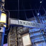 Mariloup Wolfe Instagram – Même si c’est mon métier que de faire des films, je trouve toujours très impressionnant de voir l’envers du décor de films. Et à Londres, il est possible de visiter les studios où ils ont tourné tous les Harry Potter! Un monde vraiment impressionnant d’imagination, de création, de grandiose… juste wow! 🧙🎬🕯️🧹🪄✨