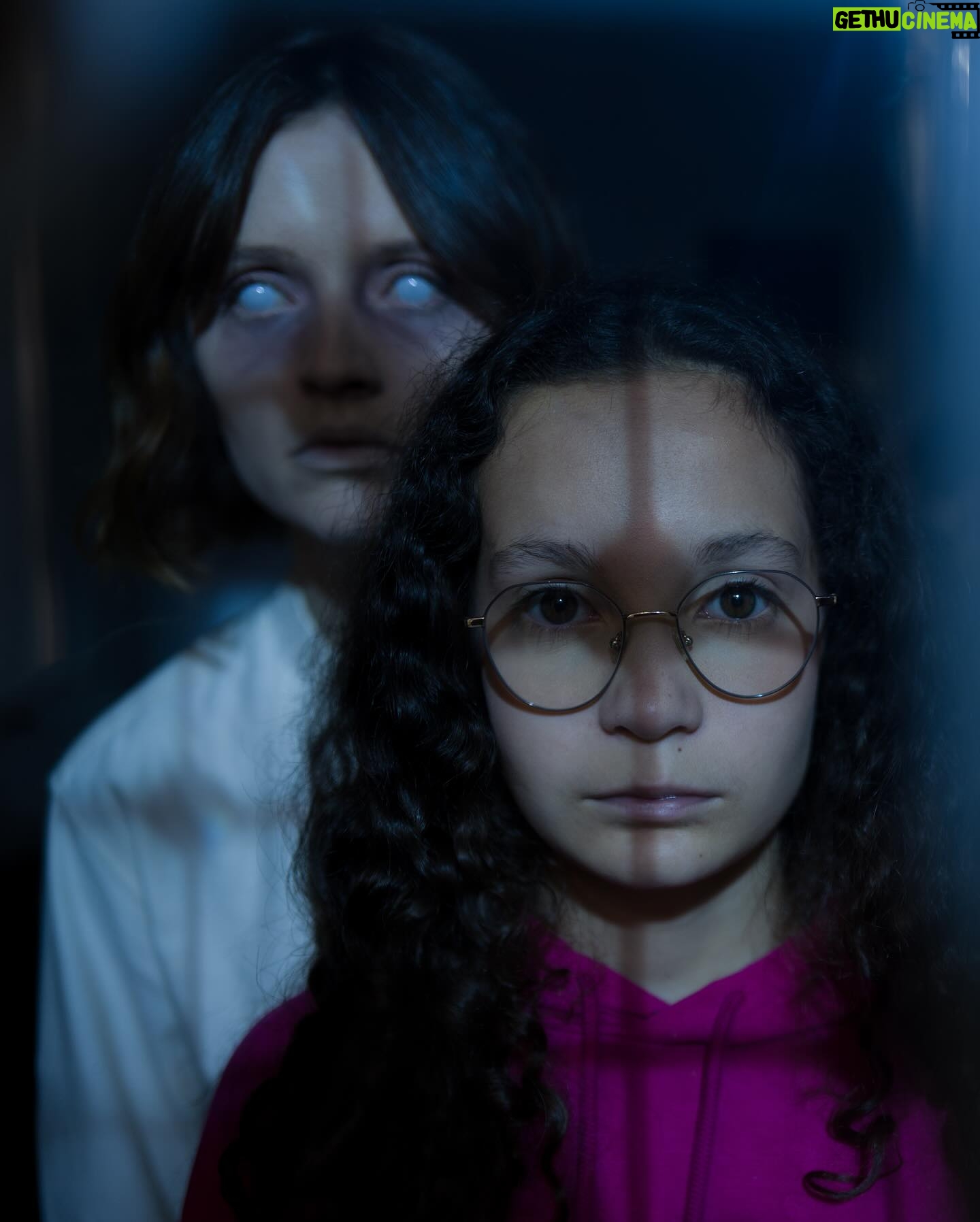Marilyn Lima - 3 Likes - Le rêve de Maya.
Il a quelques mois j’ai été contacté par l’ @association.aladin33 pour réaliser le rêve d’une jeune fille : “ avoir un rôle dans un film “. Alors j’ai appelé la directrice de l’ @ecoleduseptiemeart et je lui ai proposé mon idée : demander à ses élèves de le réaliser. Ni une ni deux, l’aventure commence ! Les élèves nous proposent des scénarios. Et pas n’importe quel genre.. parce que Maya veut avoir peur !
Le court métrage de @rmisavary retient notre attention et la préparation peut commencer.
Merci à l’ @association.aladin33 , @ecoleduseptiemeart , tous les élèves et @marvin_sbz pour les sublimes photos.
Maya, petit soleil dans mon cœur ✨