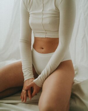 Marilyn Lima Instagram - « Stylo bic, on garde la tête on jette le corps, fil de fer, cure dent, anorexique.. » 

Le collège et le lycée ont été les pires moments de ma vie pour de multiples raisons. Tous les jours, des réflexions sur mon physique. J’étais très mince.. Vraiment mince. J’avais beau manger en quantité. Rien. On parle beaucoup des complexes des personnes en surpoids mais les gens minces peuvent aussi souffrir de leurs physiques. 

Aujourd’hui je suis ok avec mon corps 🙌🏻

Ne laissez jamais personne donner un avis sur votre apparence. 

#girlpower #bodypositive

@sallytm 🩷
