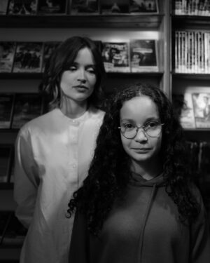 Marilyn Lima Instagram - Le rêve de Maya. 

Il a quelques mois j’ai été contacté par l’ @association.aladin33 pour réaliser le rêve d’une jeune fille : “ avoir un rôle dans un film “. Alors j’ai appelé la directrice de l’ @ecoleduseptiemeart et je lui ai proposé mon idée : demander à ses élèves de le réaliser. Ni une ni deux, l’aventure commence ! Les élèves nous proposent des scénarios. Et pas n’importe quel genre.. parce que Maya veut avoir peur ! 
 Le court métrage de @rmisavary retient notre attention et la préparation peut commencer. 

Merci à l’ @association.aladin33 , @ecoleduseptiemeart , tous les élèves et @marvin_sbz pour les sublimes photos. 

Maya, petit soleil dans mon cœur ✨