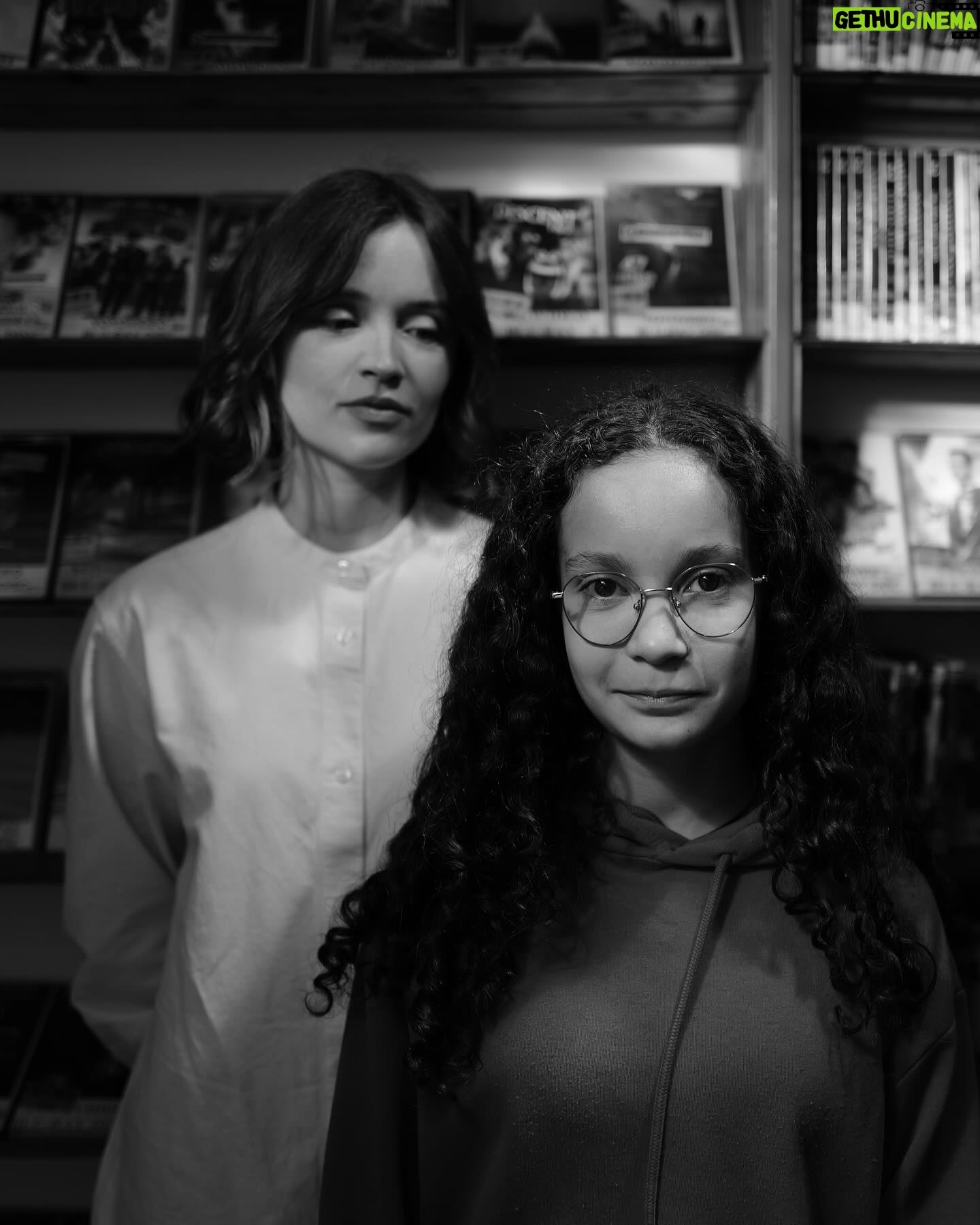 Marilyn Lima - 3 Likes - Le rêve de Maya.
Il a quelques mois j’ai été contacté par l’ @association.aladin33 pour réaliser le rêve d’une jeune fille : “ avoir un rôle dans un film “. Alors j’ai appelé la directrice de l’ @ecoleduseptiemeart et je lui ai proposé mon idée : demander à ses élèves de le réaliser. Ni une ni deux, l’aventure commence ! Les élèves nous proposent des scénarios. Et pas n’importe quel genre.. parce que Maya veut avoir peur !
Le court métrage de @rmisavary retient notre attention et la préparation peut commencer.
Merci à l’ @association.aladin33 , @ecoleduseptiemeart , tous les élèves et @marvin_sbz pour les sublimes photos.
Maya, petit soleil dans mon cœur ✨