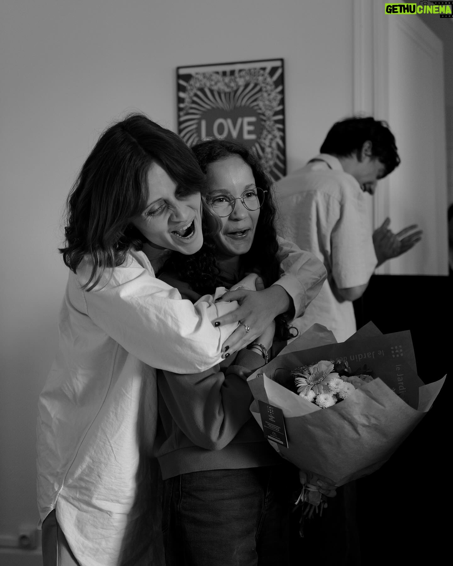 Marilyn Lima - 3 Likes - Le rêve de Maya.
Il a quelques mois j’ai été contacté par l’ @association.aladin33 pour réaliser le rêve d’une jeune fille : “ avoir un rôle dans un film “. Alors j’ai appelé la directrice de l’ @ecoleduseptiemeart et je lui ai proposé mon idée : demander à ses élèves de le réaliser. Ni une ni deux, l’aventure commence ! Les élèves nous proposent des scénarios. Et pas n’importe quel genre.. parce que Maya veut avoir peur !
Le court métrage de @rmisavary retient notre attention et la préparation peut commencer.
Merci à l’ @association.aladin33 , @ecoleduseptiemeart , tous les élèves et @marvin_sbz pour les sublimes photos.
Maya, petit soleil dans mon cœur ✨