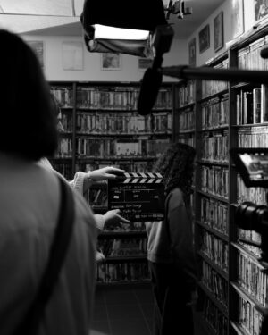 Marilyn Lima Instagram - Le rêve de Maya. 

Il a quelques mois j’ai été contacté par l’ @association.aladin33 pour réaliser le rêve d’une jeune fille : “ avoir un rôle dans un film “. Alors j’ai appelé la directrice de l’ @ecoleduseptiemeart et je lui ai proposé mon idée : demander à ses élèves de le réaliser. Ni une ni deux, l’aventure commence ! Les élèves nous proposent des scénarios. Et pas n’importe quel genre.. parce que Maya veut avoir peur ! 
 Le court métrage de @rmisavary retient notre attention et la préparation peut commencer. 

Merci à l’ @association.aladin33 , @ecoleduseptiemeart , tous les élèves et @marvin_sbz pour les sublimes photos. 

Maya, petit soleil dans mon cœur ✨