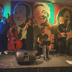 Marina Glezer Instagram - Gracias 🤩 @pj.ciudad especialmente @villanuevaruben  @luca.moran @julietamasoch @kukirod y huevo.

1 y 2- foto de @aldicotens 🦄

3- La cachivache Orquesta (la banda es el otro) @lacachivacheriamilonga en la @milongajusticialista 

4- mis amigos @benzere72 y @albertoammann 

5- Somos colectivos como los pingüinos
así CONSTRUIMOS sin mandonear a nadie, 
ningunear a nadie, maltratar a nadie, ni jetonear. Los amo. Se es dirigente cuando se ORGANIZA a la gente. 🐧🫶🏻