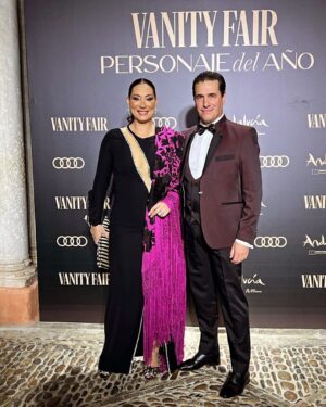 Marina Heredia Instagram - Anoche en la cena de gala de @vanityfairspain en @realalcazarsevilla maravilla de patrimonio tenemos en Andalucia, homenajeando a Carlota Casiraghi como personaje del año.Con mi marido Pedro Chicote ❤️. 
  Make-up 💄🫦 @marinarodriguezg  Zapatos 👠👠y bolso 👛  @maisonvalentino  Manicura 💅🏽 @anaapeerezz13  Mantón,colección personal de mi @m.lombo ( que por cierto no sabéis como me vino…. Por que pasamos un friooooo jajajaj )
Vestido 👗de mi colección personal jajajaja
Y Pedro iba vestido de @portagomoda que como siempre acertaron en sus consejos. Gracias por cuidarnos tan bien.  Nos lo pasamos muy bien, nos reencontramos con amigos y disfrutamos de una noche muy bonita.  Gracias a @vanityfairspain por el cariño. 💋💋💋😜