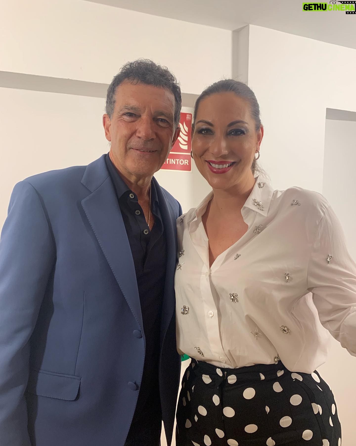 Marina Heredia - 1.2K Likes - Noche especial la de ayer en Malaga. Suerte la mía de la vida que me ha tocado vivir y de conocer a las personas tan inmensas que me encuentro por el camino. Gracias @antoniobanderas me encanta el retrato. 💋💋💋💋