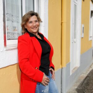 Marina Mota Instagram - @_marina_mota_oficial é uma força da natureza. Não tem medo do trabalho, não tem medo de dizer o que pensa, não tem medo de ser feliz. Sempre foi assim. Aos 61 anos é uma mulher mais serena, menos explosiva, mas, assume, desencantada com a vida. E à espera de se voltar a apaixonar: na vida, porque está sozinha há 12 anos e tem saudades de voltar a ter um companheiro, e na profissão, porque falta-lhe o ânimo de uma indústria que entrou em velocidade de cruzeiro. Esta semana, Marina Mota é a minha entrevistada na @revistanovagente . Uma conversa sincera, reveladora, divertida e, a espaços, nostálgica. Vale a pena ir ao quiosque, à tabacaria ou à bomba de gasolina comprar a revista: a entrevista na íntegra só pode ser lida na edição em papel. 

📸 Zito Colaço
📹 Fábio Lopes

#entrevista #conversa #jornalismo #marinamota #teatro #ficção #novela #fado #canções #artista #lisboa #alcantara #novagente