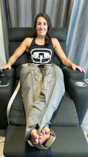 Marina Rodriguez Instagram - O conforto chegou aqui em casa!! 🤩

As @poltronasdamie são extremamente confortáveis, reclináveis e ainda possuem massagem por vibração, sério, esse é o melhor lugar pro meu descanso pós treino!! 🙌🏻💪🏻

Elas podem ser totalmente personalizadas no site, tipo de tecido, inclinação, massagem, manual, elétrica, entrada para tomada, USB e USB-C.... você pode montar a sua do seu jeito! 😉🥰

Entre no site damie.com.br e monte a sua e não esqueça de usar meu cupom de desconto "Marina10" ! 😀👊🏻

#damie #poltronadamie