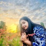 Marina Abraham Instagram – When flowers meet the sunset, magic happens ✨️ 💛 
Picture click by @rohitsahniofficial 💞
#picoftheday #sunset #nature #flowers #candid