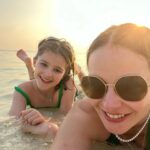 Marina Aleksandrova Instagram - Мама -самая тяжелая работа в Мире, но самая приятная! Эти каникулы только мои, не без сложностей, конечно, но с открытиями… А отель @coracoramaldives помогал мне быть прилежной мамой, расскажу несколько секретов: здесь есть спа и я могла сбежать на массаж, мои нервы были в полном порядке, система «всё включено» и я не мучилась, кто и что будет есть, мы попробовали все виды мороженого, если быть честной, но и все бургеры и пиццы, ладно, и экзотические фрукты и «плавающий завтрак», похудеть нам вряд ли удастся, но мы много плавали, здесь необыкновенный подводный мир, мы изведали дно морское и встретились с акулой-посмотрели страху в глаза, правда, мы уже были на берегу. Еще велосипеды, настольный футбол, теннис, бильярд добавили дух соревнования в наши каникулы! Теперь в нашем семейном путеводители есть новая точка - Мальдивы! А вы пишите путеводители для будущих внуков? ))) Спасибо, @coracoramaldives ! #нашфевраль #фотоальбомдлявнуков #maldives