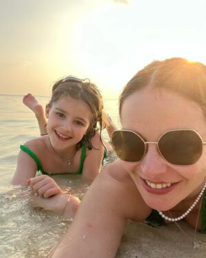Marina Aleksandrova Instagram - Мама -самая тяжелая работа в Мире, но самая приятная! Эти каникулы только мои, не без сложностей, конечно, но с открытиями…
А отель @coracoramaldives помогал мне быть прилежной мамой, расскажу несколько секретов: здесь есть спа и я могла сбежать на массаж, мои нервы были в полном порядке, 
система «всё включено» и я не мучилась, кто и что будет есть, мы попробовали все виды мороженого, если быть честной, но и все бургеры и пиццы, ладно, и экзотические фрукты и «плавающий завтрак», похудеть нам вряд ли удастся, 
но мы много плавали, здесь необыкновенный подводный мир, мы изведали дно морское и встретились с акулой-посмотрели страху в глаза, правда, мы уже были на берегу. 
Еще велосипеды, настольный футбол, теннис, бильярд добавили дух соревнования в наши каникулы!
Теперь в нашем семейном путеводители есть новая точка - Мальдивы! 

А вы пишите путеводители для будущих внуков? ))) 
Спасибо, @coracoramaldives ! #нашфевраль #фотоальбомдлявнуков #maldives