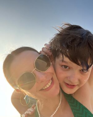 Marina Aleksandrova Instagram - Мама -самая тяжелая работа в Мире, но самая приятная! Эти каникулы только мои, не без сложностей, конечно, но с открытиями…
А отель @coracoramaldives помогал мне быть прилежной мамой, расскажу несколько секретов: здесь есть спа и я могла сбежать на массаж, мои нервы были в полном порядке, 
система «всё включено» и я не мучилась, кто и что будет есть, мы попробовали все виды мороженого, если быть честной, но и все бургеры и пиццы, ладно, и экзотические фрукты и «плавающий завтрак», похудеть нам вряд ли удастся, 
но мы много плавали, здесь необыкновенный подводный мир, мы изведали дно морское и встретились с акулой-посмотрели страху в глаза, правда, мы уже были на берегу. 
Еще велосипеды, настольный футбол, теннис, бильярд добавили дух соревнования в наши каникулы!
Теперь в нашем семейном путеводители есть новая точка - Мальдивы! 

А вы пишите путеводители для будущих внуков? ))) 
Спасибо, @coracoramaldives ! #нашфевраль #фотоальбомдлявнуков #maldives