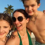 Marina Aleksandrova Instagram - Мама -самая тяжелая работа в Мире, но самая приятная! Эти каникулы только мои, не без сложностей, конечно, но с открытиями… А отель @coracoramaldives помогал мне быть прилежной мамой, расскажу несколько секретов: здесь есть спа и я могла сбежать на массаж, мои нервы были в полном порядке, система «всё включено» и я не мучилась, кто и что будет есть, мы попробовали все виды мороженого, если быть честной, но и все бургеры и пиццы, ладно, и экзотические фрукты и «плавающий завтрак», похудеть нам вряд ли удастся, но мы много плавали, здесь необыкновенный подводный мир, мы изведали дно морское и встретились с акулой-посмотрели страху в глаза, правда, мы уже были на берегу. Еще велосипеды, настольный футбол, теннис, бильярд добавили дух соревнования в наши каникулы! Теперь в нашем семейном путеводители есть новая точка - Мальдивы! А вы пишите путеводители для будущих внуков? ))) Спасибо, @coracoramaldives ! #нашфевраль #фотоальбомдлявнуков #maldives