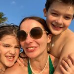 Marina Aleksandrova Instagram - Мама -самая тяжелая работа в Мире, но самая приятная! Эти каникулы только мои, не без сложностей, конечно, но с открытиями… А отель @coracoramaldives помогал мне быть прилежной мамой, расскажу несколько секретов: здесь есть спа и я могла сбежать на массаж, мои нервы были в полном порядке, система «всё включено» и я не мучилась, кто и что будет есть, мы попробовали все виды мороженого, если быть честной, но и все бургеры и пиццы, ладно, и экзотические фрукты и «плавающий завтрак», похудеть нам вряд ли удастся, но мы много плавали, здесь необыкновенный подводный мир, мы изведали дно морское и встретились с акулой-посмотрели страху в глаза, правда, мы уже были на берегу. Еще велосипеды, настольный футбол, теннис, бильярд добавили дух соревнования в наши каникулы! Теперь в нашем семейном путеводители есть новая точка - Мальдивы! А вы пишите путеводители для будущих внуков? ))) Спасибо, @coracoramaldives ! #нашфевраль #фотоальбомдлявнуков #maldives
