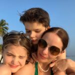 Marina Aleksandrova Instagram - Мама -самая тяжелая работа в Мире, но самая приятная! Эти каникулы только мои, не без сложностей, конечно, но с открытиями… А отель @coracoramaldives помогал мне быть прилежной мамой, расскажу несколько секретов: здесь есть спа и я могла сбежать на массаж, мои нервы были в полном порядке, система «всё включено» и я не мучилась, кто и что будет есть, мы попробовали все виды мороженого, если быть честной, но и все бургеры и пиццы, ладно, и экзотические фрукты и «плавающий завтрак», похудеть нам вряд ли удастся, но мы много плавали, здесь необыкновенный подводный мир, мы изведали дно морское и встретились с акулой-посмотрели страху в глаза, правда, мы уже были на берегу. Еще велосипеды, настольный футбол, теннис, бильярд добавили дух соревнования в наши каникулы! Теперь в нашем семейном путеводители есть новая точка - Мальдивы! А вы пишите путеводители для будущих внуков? ))) Спасибо, @coracoramaldives ! #нашфевраль #фотоальбомдлявнуков #maldives