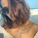 Marina Aleksandrova Instagram - Сквозь каждое сердце, сквозь каждые сети Пробьется мое своеволье. Меня — видишь кудри беспутные эти? - Земною не сделаешь солью. #мойостров @coracoramaldives #фотоальбомдлявнуков