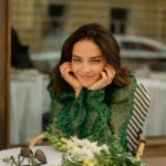 Marina Aleksandrova Instagram - «Ты пришла в мою жизнь – не как приходят в гости (знаешь, «не снимая шляпы»), а как приходят в царство, где все реки ждали твоего отраженья…» «Думала ли ты когда-нибудь о том, как странно, как легко сошлись наши жизни? Это, вероятно, у Бога, скучающего в раю, вышел пасьянс, который выходит не часто» «Объяснить – что слова не могу написать без того, чтобы не слышать, как произнесешь ты его, и мелочи прожитой не могу вспомнить без сожаленья – такого острого! – что вот мы не вместе прожили ее, будь она самое, самое личное, непередаваемое, а не то просто закат какой-нибудь, на повороте дороги, – понимаешь ли, мое счастье?» / Владимир Набоков «Письма к Вере»/ 📸 @_alenapodobed_ Дочитала и пребываю в дивном послевкусии!