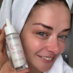 Marina Aleksandrova Instagram - Любить жизнь, любить искусство, науку. Любить — себя ❤️ Я люблю! Люблю заботиться о себе и ухаживать за своей кожей особенно, ведь здоровая ухоженная кожа — это так красиво! Это не значит, что я провожу на процедурах у косметолога или перед зеркалом долгие часы, складывающиеся в дни.. Всё просто: я познакомилась с сывороткой Sebium Defensive от Bioderma, которая сильно упростила мой ежедневный уход за собой — она изумительна как в самостоятельном использовании, так и в сочетании с другими средствами. Сыворотка отлично подходит для чувствительной кожи, склонной к реакциям на действие внешних раздражителей, помогает восстанавливать естественные защитные механизмы. Порадовало успокаивающее действие сыворотки и моментальное увлажнение. Прекрасно? Восхитительно❣️ Бренд Bioderma запустил программу “Фестиваль сывороток”, куда, помимо моей, входит еще три сыворотки, которые помогают бороться с первыми признаками старения и решают задачи разных типов кожи. Купить сыворотку и другие продукты можно на сайте naos.ru, а по промокоду ALEXANDROVA вы также получите скидку 10% Реклама. ООО «НАОС ВОСТОК». ИНН 7720394094. erid: 2VtzqviEQHN