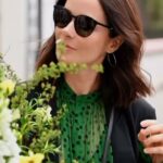Marina Aleksandrova Instagram - Впереди май… МаЯться или МаЯрадоваться? «Сирени, солнцу, маю! Я радуюсь тому, что вновь растет трава… Подайте мой мотор, шофер, на острова.» Радуюсь, что встретила Алёну и заболталась с ней о книгах, героях дней грядущих, влюбленности и вечных вопросах, забыв о деле и планах, мы надели на себя «весеннее, беззаботное настроение», улыбались и пили шампанское, если бы за углом нас ждал бы кабриолет, мы не задумываясь бы сели, и умчались бы к морю… или полетели бы на Луну😉🤣 📸 @_alenapodobed_