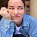 Marina Aleksandrova Instagram - Что делать если встретила известную британскую актрису, сценариста с невероятным чувством юмора, которая мне очень нравится и проекты, которой люблю…подойти и сказать, что люблю или сидеть и радоваться, что она настоящая ( умная актриса, а не ИИ) и выглядит, скажу я вам, прекрасно… Мучаюсь и гадаю! 📸 дочери, пока мама в раздумьях. Как вы решили бы задачку? В сториз будут варианты ( актрис) , интересно угадаете?