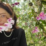 Marina Aleksandrova Instagram - Я так хочу изобразить весну. Окно открою и воды плесну на мутное стекло, на подоконник. А впрочем, нет, подробности — потом. Я покажу сначала некий дом и множество закрытых еще окон. Потом из них я выберу одно и покажу одно это окно, но крупно, так что вата между рам, показанная тоже крупным планом, подобна будет снегу и горам, что смутно проступают за туманом. Но тут я на стекло плесну воды, и женщина взойдет на подоконник, и станет мокрой тряпкой мыть стекло, и станет проступать за ним сама и вся в нем, как на снимке, проявляться. / Юрий Левитанский/