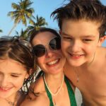 Marina Aleksandrova Instagram - Мама -самая тяжелая работа в Мире, но самая приятная! Эти каникулы только мои, не без сложностей, конечно, но с открытиями… А отель @coracoramaldives помогал мне быть прилежной мамой, расскажу несколько секретов: здесь есть спа и я могла сбежать на массаж, мои нервы были в полном порядке, система «всё включено» и я не мучилась, кто и что будет есть, мы попробовали все виды мороженого, если быть честной, но и все бургеры и пиццы, ладно, и экзотические фрукты и «плавающий завтрак», похудеть нам вряд ли удастся, но мы много плавали, здесь необыкновенный подводный мир, мы изведали дно морское и встретились с акулой-посмотрели страху в глаза, правда, мы уже были на берегу. Еще велосипеды, настольный футбол, теннис, бильярд добавили дух соревнования в наши каникулы! Теперь в нашем семейном путеводители есть новая точка - Мальдивы! А вы пишите путеводители для будущих внуков? ))) Спасибо, @coracoramaldives ! #нашфевраль #фотоальбомдлявнуков #maldives