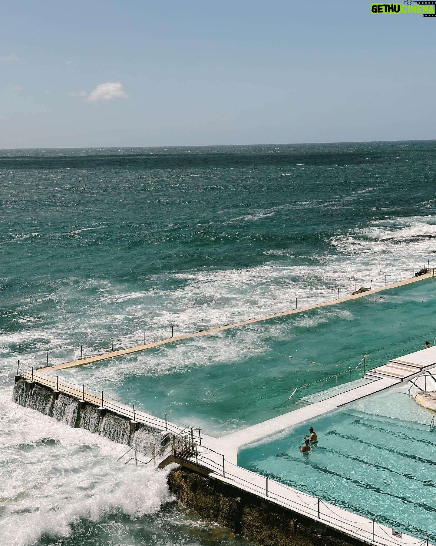 Marina Bastarache Instagram - Mon top 10 à Sydney Australie ✈️ * Profiter de maman * Enfin voir la fameuse Bondi Beach * Voyager dans le luxe de la premiére classs avec @aircanada * Me reposer au soleil en plein mois de décembre * Admirer les plus beaux coucher de soleil * Être témoin du grandiose Opéra de Sydney * Bien manger all day err day * Apporter maman avec moi, le plus loin qu’elle ne soit jamais aller * Découvrir la beauté de la nature * Revenir ressourcée @australia @aircanada #ad