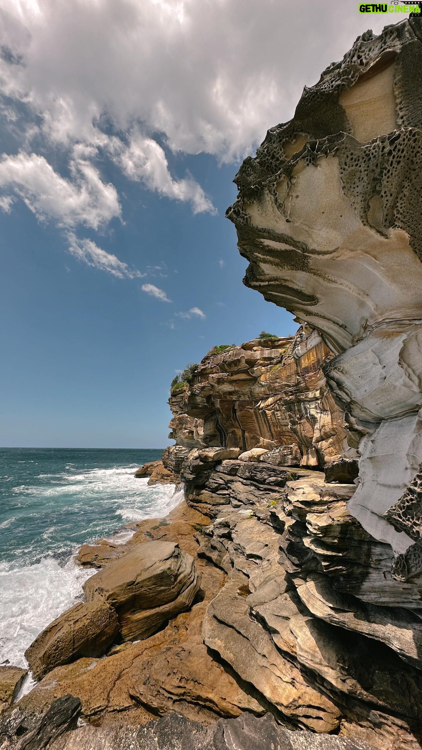Marina Bastarache Instagram - Quelle est ta prochaine destination? - SYDNEY- @australia J’en ai rêvé longtemps: j’ai enfin vu l’Australie pour la première fois l’an passé. Coup de coeur monumental. J’y retournerais n’importe quand, c’était magnifique! J’ai eu la chance de voyager avec @aircanada en classe SIGNATURE et j’ai même pu en faire profiter à maman! Une expérience magique pour nous deux! *Air Canada offre 2 vols directs en provenance de Vancouver vers Sydney et Brisbane* #ad