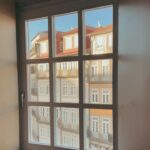 Marina Bastarache Instagram – PORTO 🍷

Voici mes tops activités, celles de plusieurs amis et aussi celles que vous m’avez partagé en story!
Porto , ma ville préférée du Portugal. MA-GNI-FIQUE.
Save le post ou partage à tes amis qui vont au Portugal!

FOOD
– Brunch: do norte cafe 🤌🏻 ou The breakfast Club
– Coffee: C’alma & Cafe majestic
– Health restaurant:  Nola kitchen
– Terrasses @espaceportocruz & bar rooftop Flores
– Souper typique: adega sao nicaulo
– Souper asiatique délicieux: Boa Bao 🤤
– Souper tapas: tapabento
– souper: mercearia das flores

ACTIVITÉS
– La Cathedrale de Sé 
– Livraria Lello (magnifique bibliothèque, need to book online)
– Mercado do bolhao pour déguster des produits de la région
– Marcher sur le pont Luis I et traverser de l’autre coté de Porto pour aller sur la rue cais da ribeira: s’attabler sur une terrasse, un rooftop, boire et manger au bord du Douro.
– Sunset/pique-nique jardim do morro ou jardim dos sentimentos
– Nightlife: les bars sur la rue Galerias de Paris et base bar ou selena bar

Notes:
– No need for a car! Des bonnes chaussures ça le fait en masse dans la ville de Porto!
– Prenez un appartement assez central , près de la station Sao Bento c’est idéal.
– Si vous n’avez pas de voiture, prenez un day trip jusqu’à la vallée de Douro. Sinon, louez-en une, promis ça vaut la peine de se promener en voiture dans la vallée.

N’hesitez pas à commenter vos endroits favoris de Porto!
Stay tuned pour LISBON, LAGOS et VALLÉE DE DOURO !