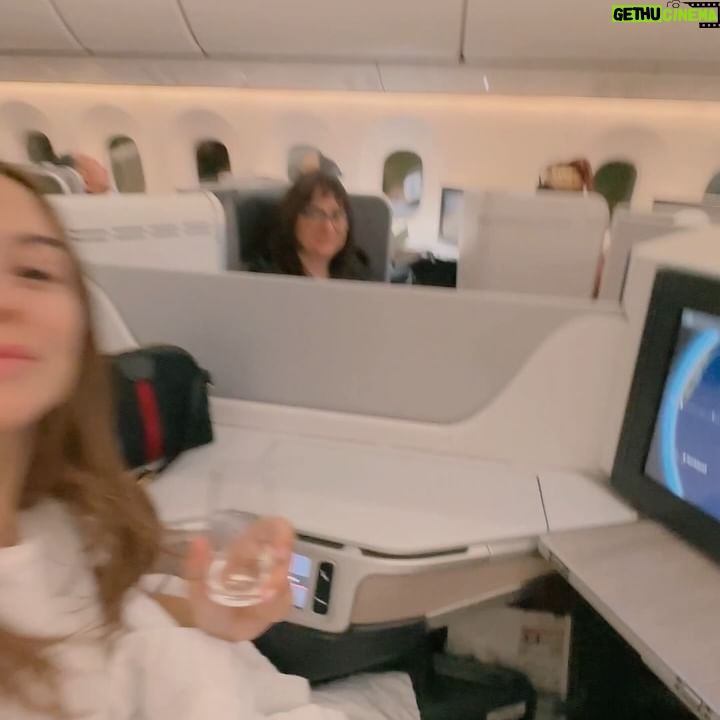 Marina Bastarache Instagram - Mon top 10 à Sydney Australie ✈️ * Profiter de maman * Enfin voir la fameuse Bondi Beach * Voyager dans le luxe de la premiére classs avec @aircanada * Me reposer au soleil en plein mois de décembre * Admirer les plus beaux coucher de soleil * Être témoin du grandiose Opéra de Sydney * Bien manger all day err day * Apporter maman avec moi, le plus loin qu’elle ne soit jamais aller * Découvrir la beauté de la nature * Revenir ressourcée @australia @aircanada #ad